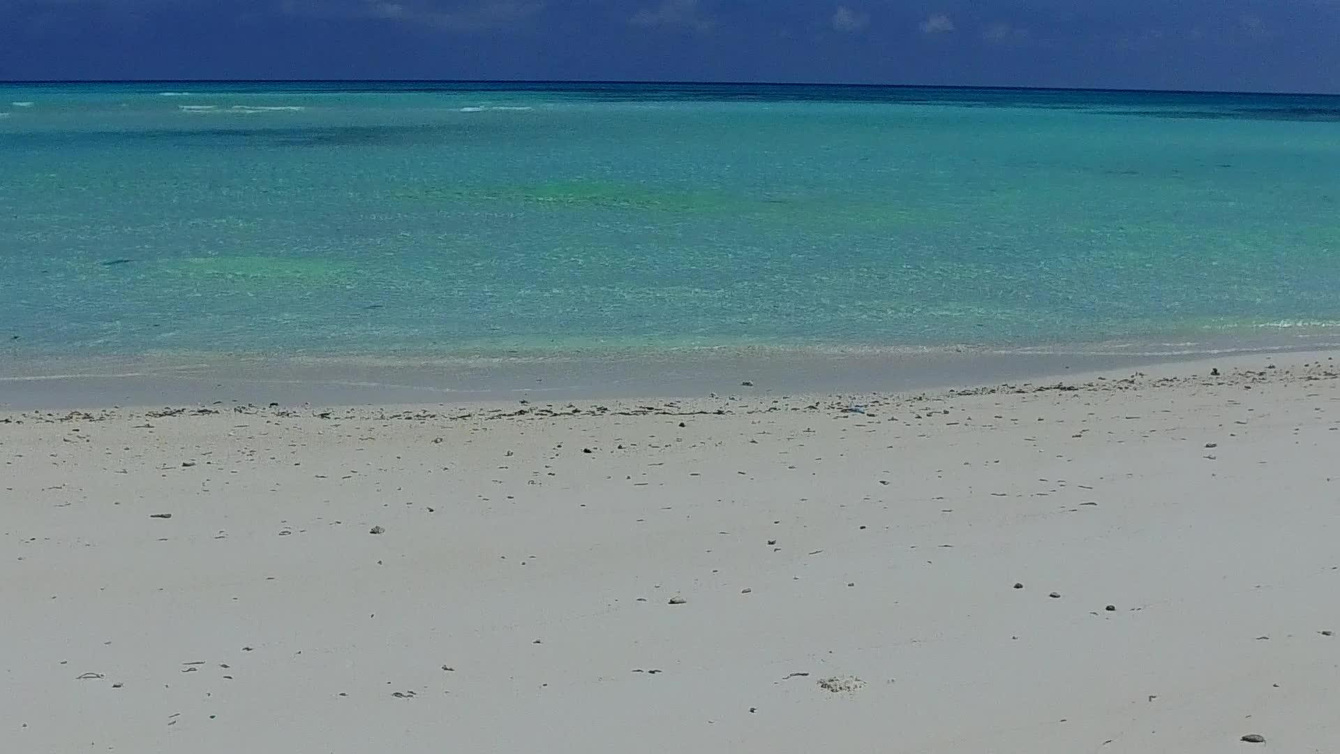 日出后蓝绿明媚的热带海岸风景蓝绿海和白沙的背景视频的预览图