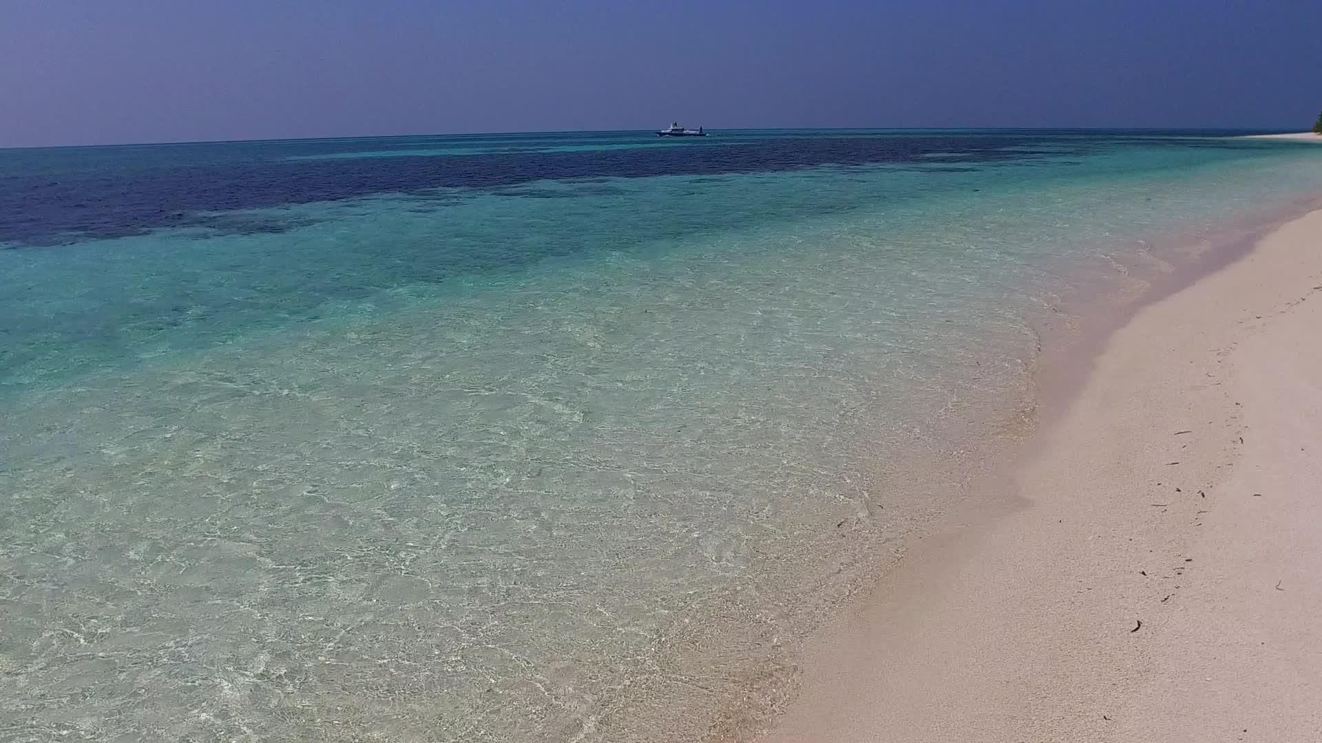 宁静的海岸海滩海浪附近的绿松石环礁湖有白沙背景视频的预览图