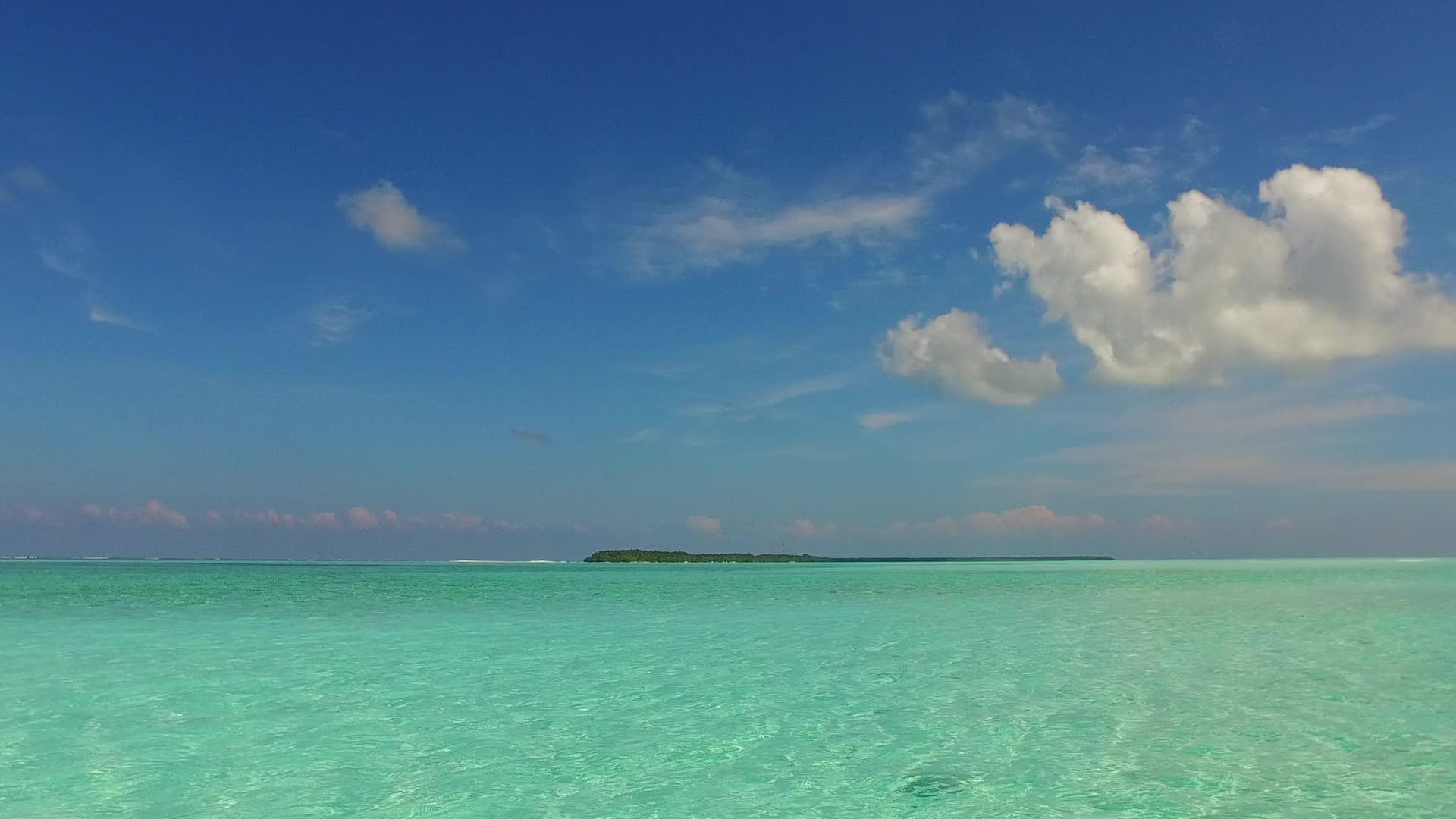 棕榈树附近的白色沙底蓝色水封闭在宁静的海滩天空中视频的预览图