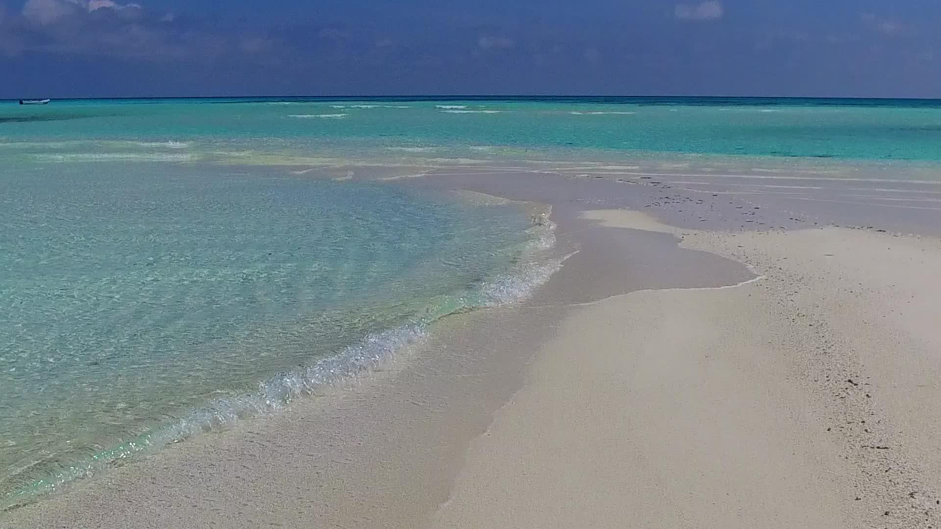 靠近波浪的白色沙质背景豪华海洋的豪华海岸海滩度假胜地视频的预览图