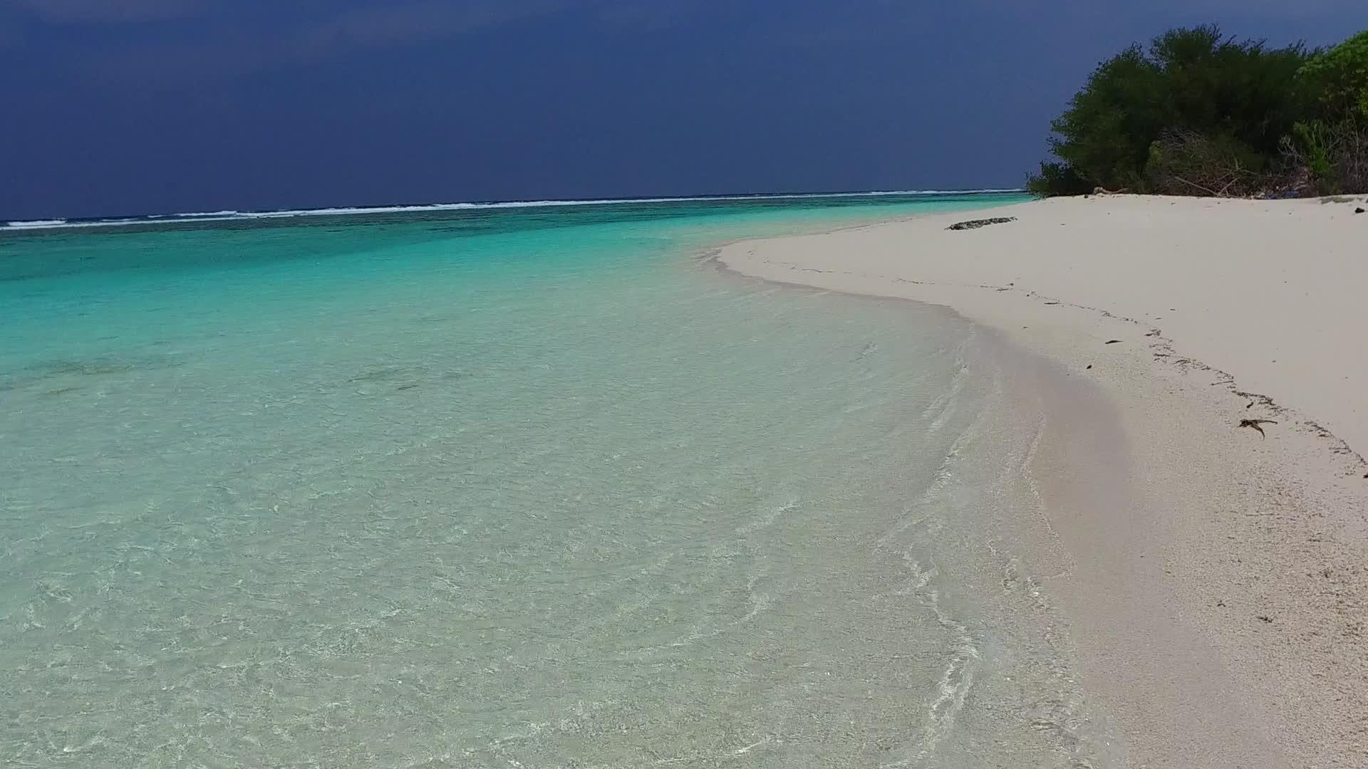 在沙巴附近的蓝绿色海洋和白色海滩的背景下阳光明媚的旅游业视频的预览图