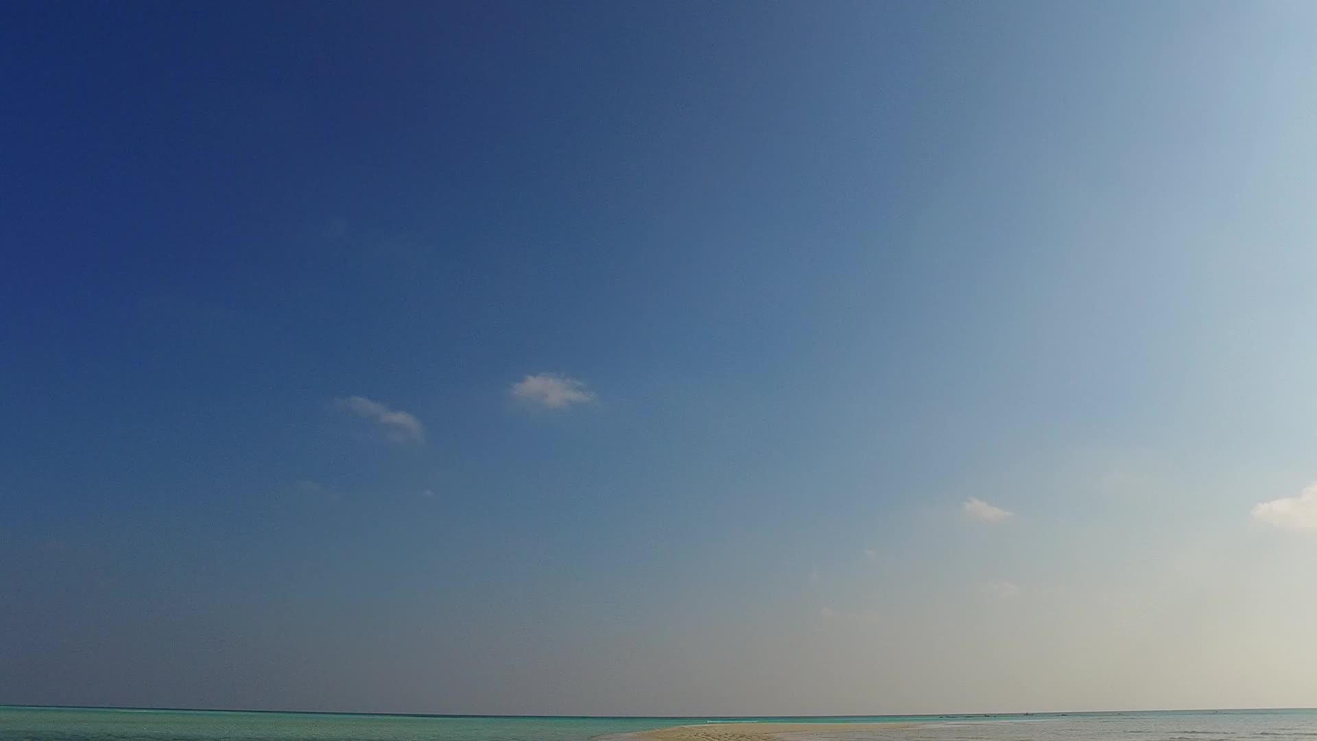 以蓝绿色的大海为例在蓝绿色的大海中海滩附近有干净的沙土背景视频的预览图