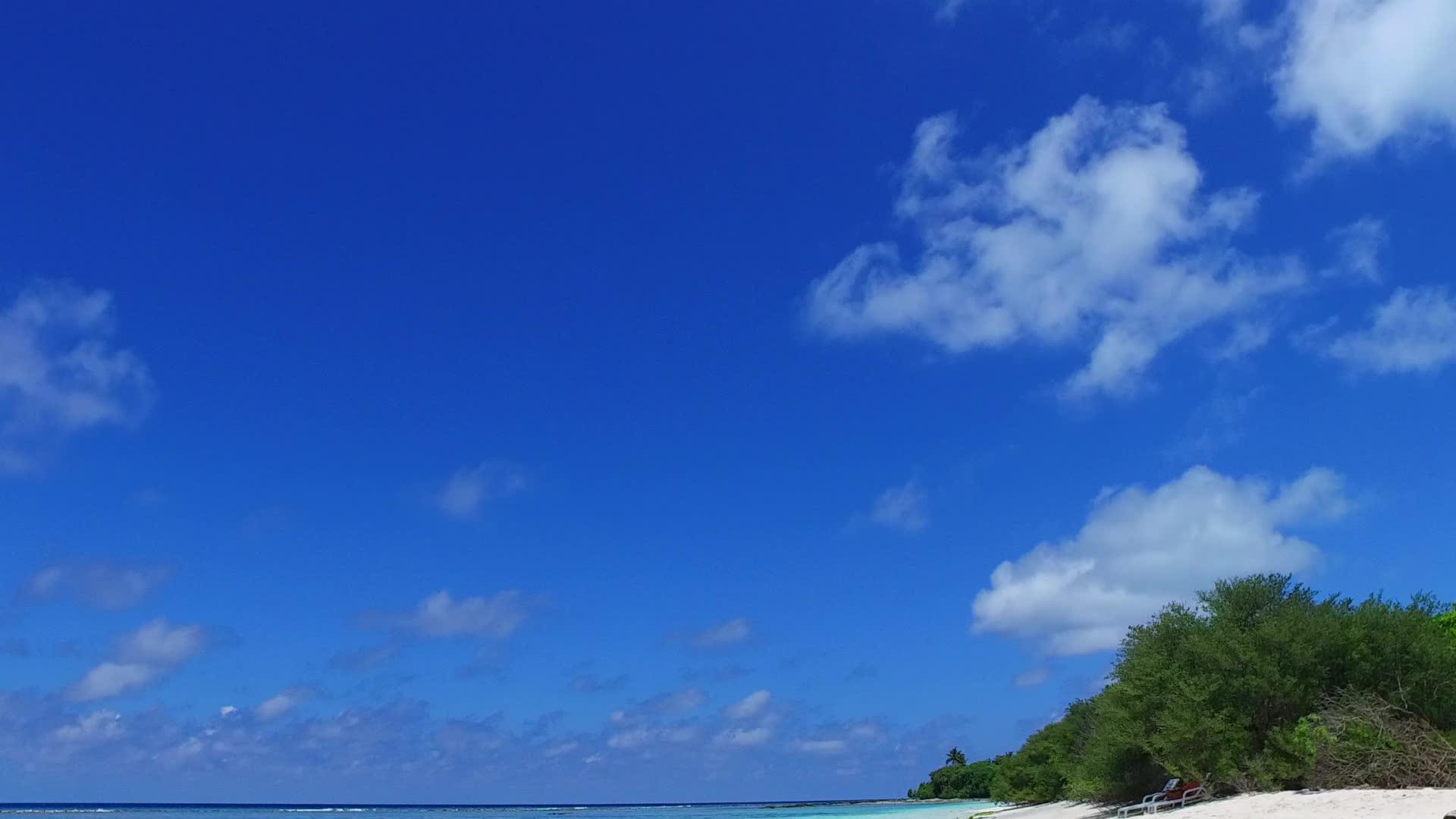 以蓝水和阳光下的白沙为背景享受海湾海滩的暑假旅行视频的预览图