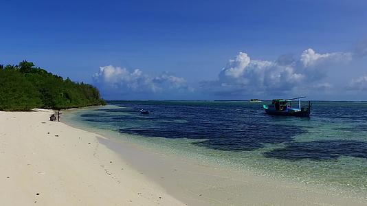 在度假胜地附近蓝色环礁湖背景为白色沙滩背景为白色沙滩视频的预览图