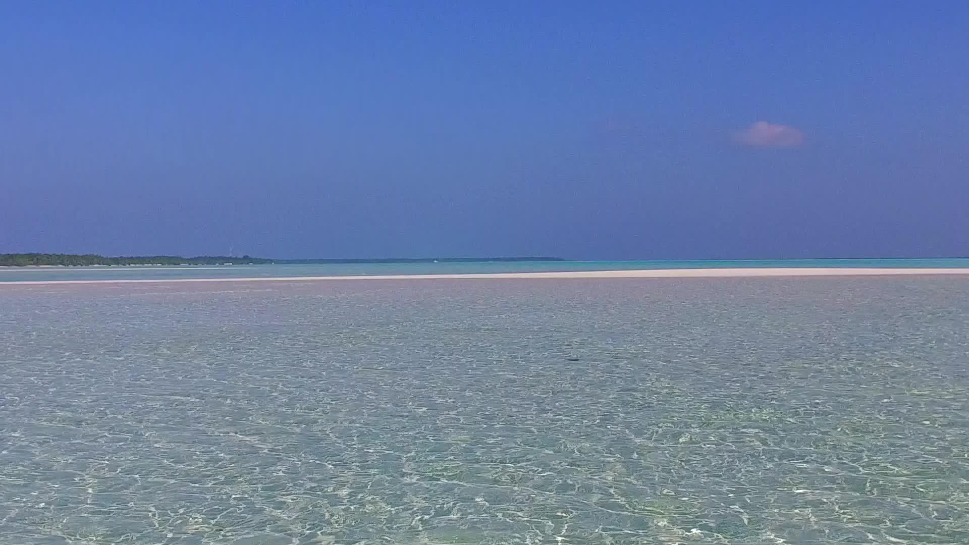 日落前蓝色环礁湖和白色海滩背景的热带海滩假日温暖视频的预览图