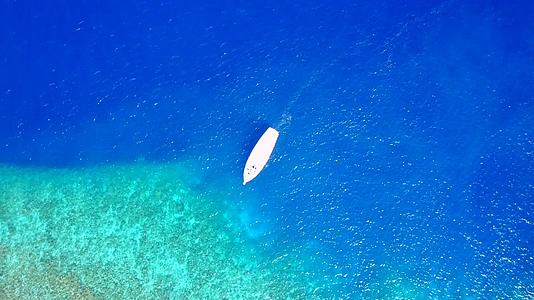 阳光下的白沙背景蓝海异国海滩航行的阳光纹理视频的预览图