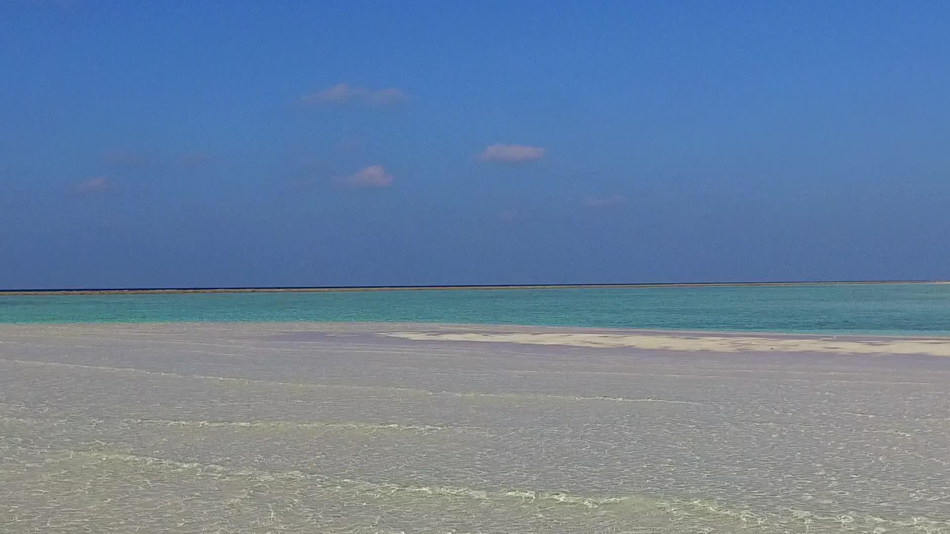 热带度假胜地海滩在浅海和白色沙底背景附近视频的预览图