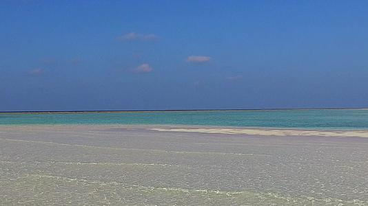 热带度假胜地海滩在浅海和白色沙底背景附近视频的预览图