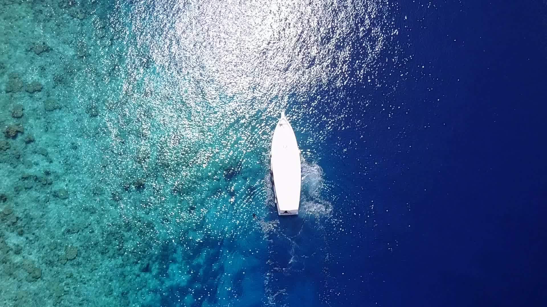 沙洲附近的水蓝色水和白色海滩背景的外国度假海滩之旅视频的预览图