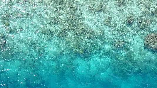 通过蓝绿色的环礁湖和靠近珊瑚礁的清洁海滩背景环礁海滩使环礁海滩成为背景视频的预览图