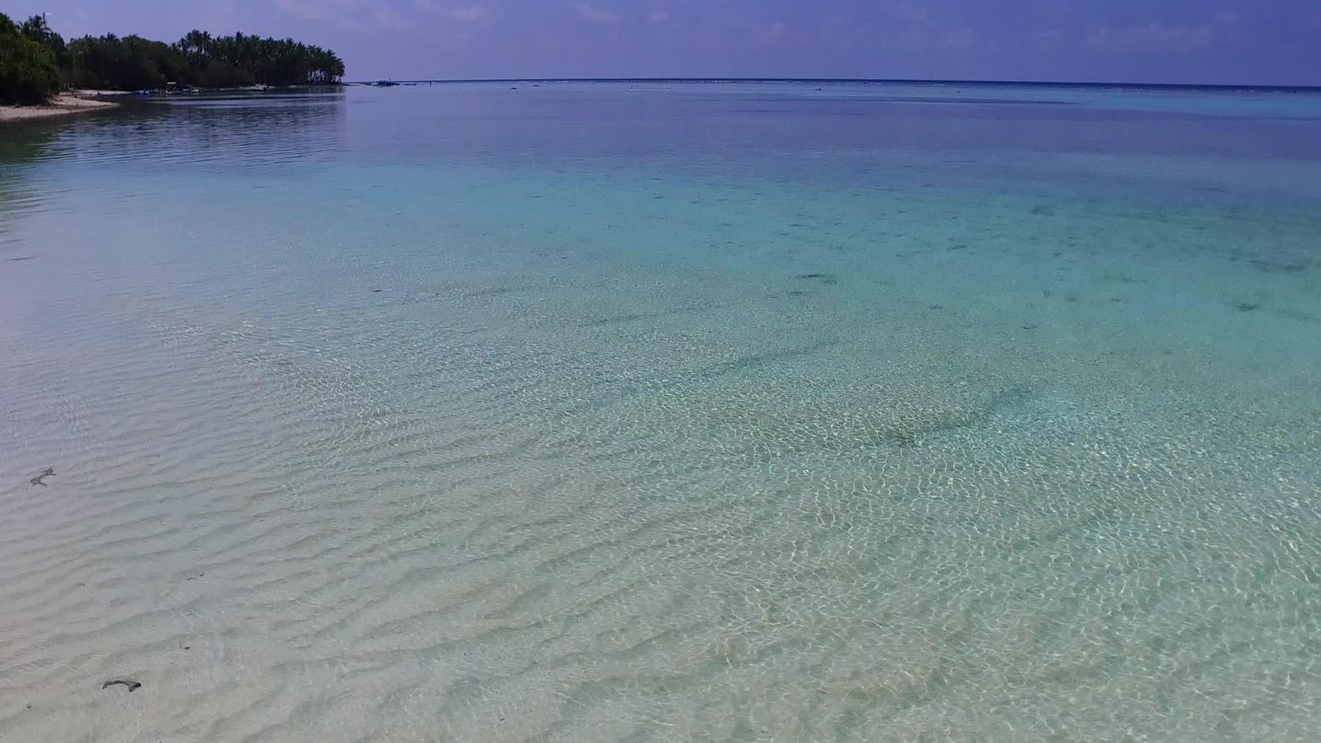 蓝海和白沙背景下美丽的旅游海滩之旅视频的预览图