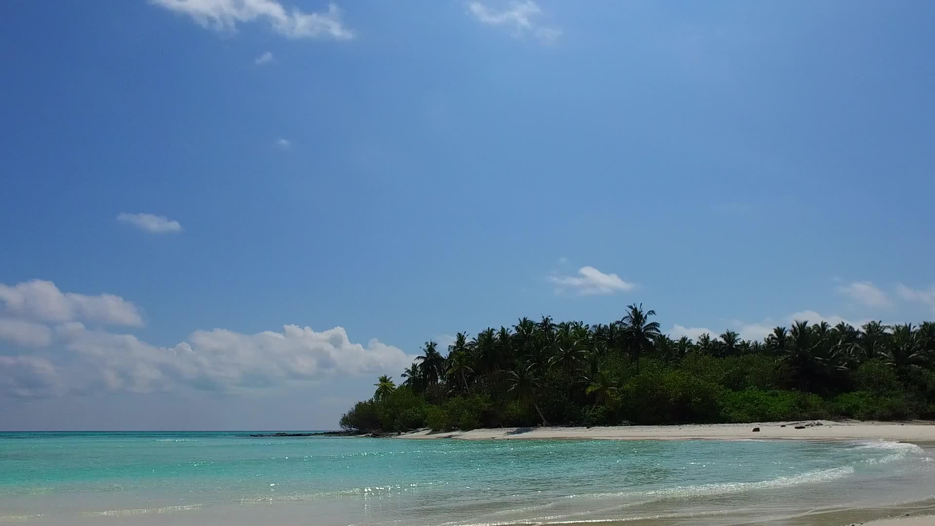绿松石海洋和沙洲附近干净的沙滩背景安静的海滩休息视频的预览图