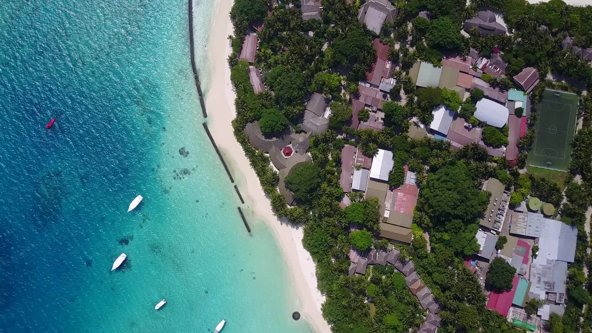 蓝色环礁湖以白沙为背景在海浪附近绘制豪华岛屿海滩假日视频的预览图