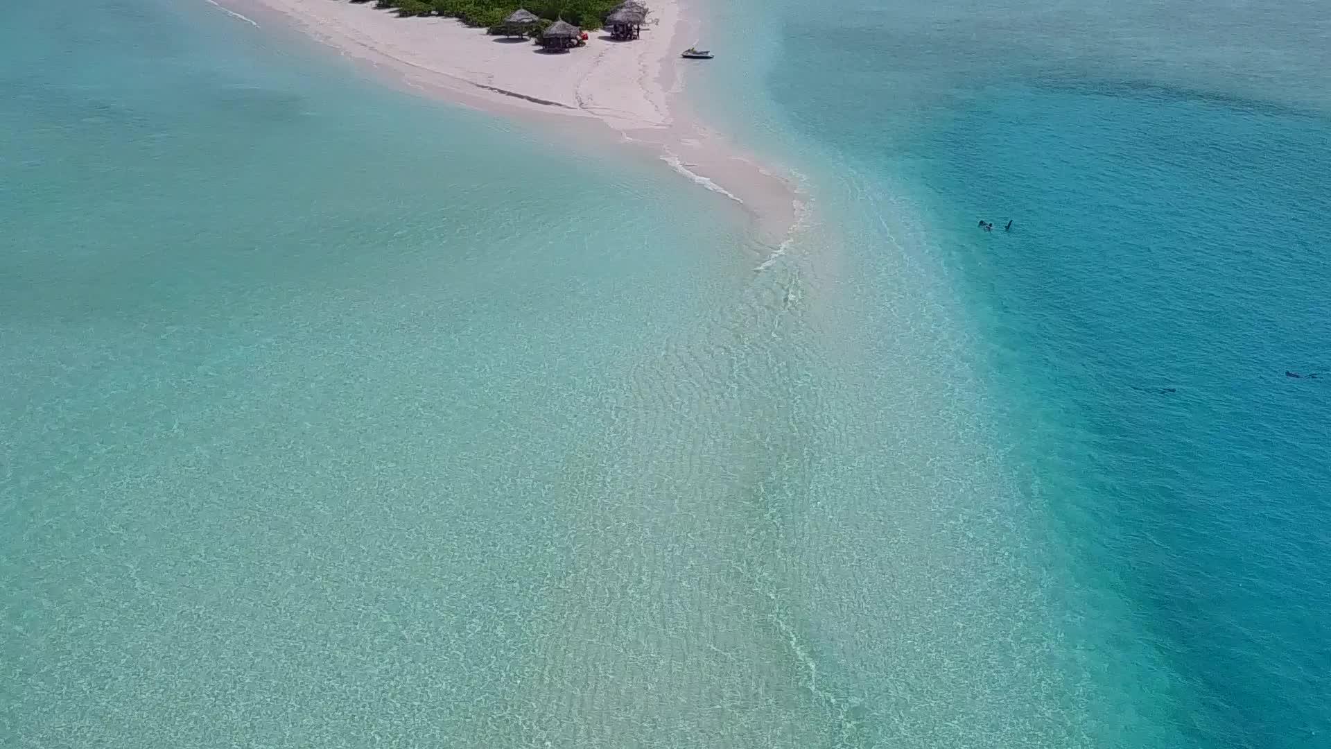 浅水和沙滩附近清洁沙尘背景的浅水海滩阳光明媚视频的预览图
