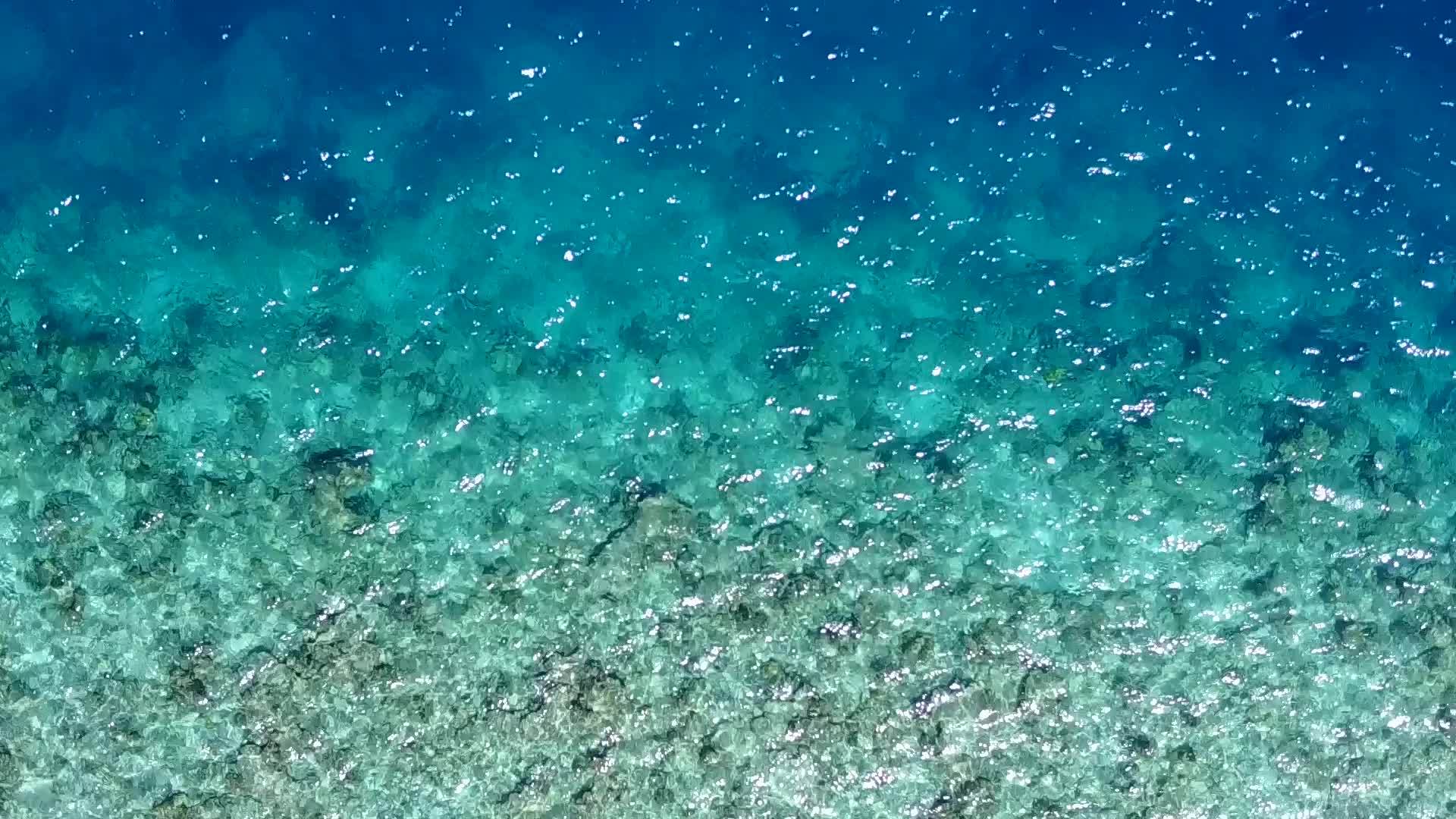 热带环礁湖海滩假日的空洞性质在海浪附近有清水和白色沙滩视频的预览图