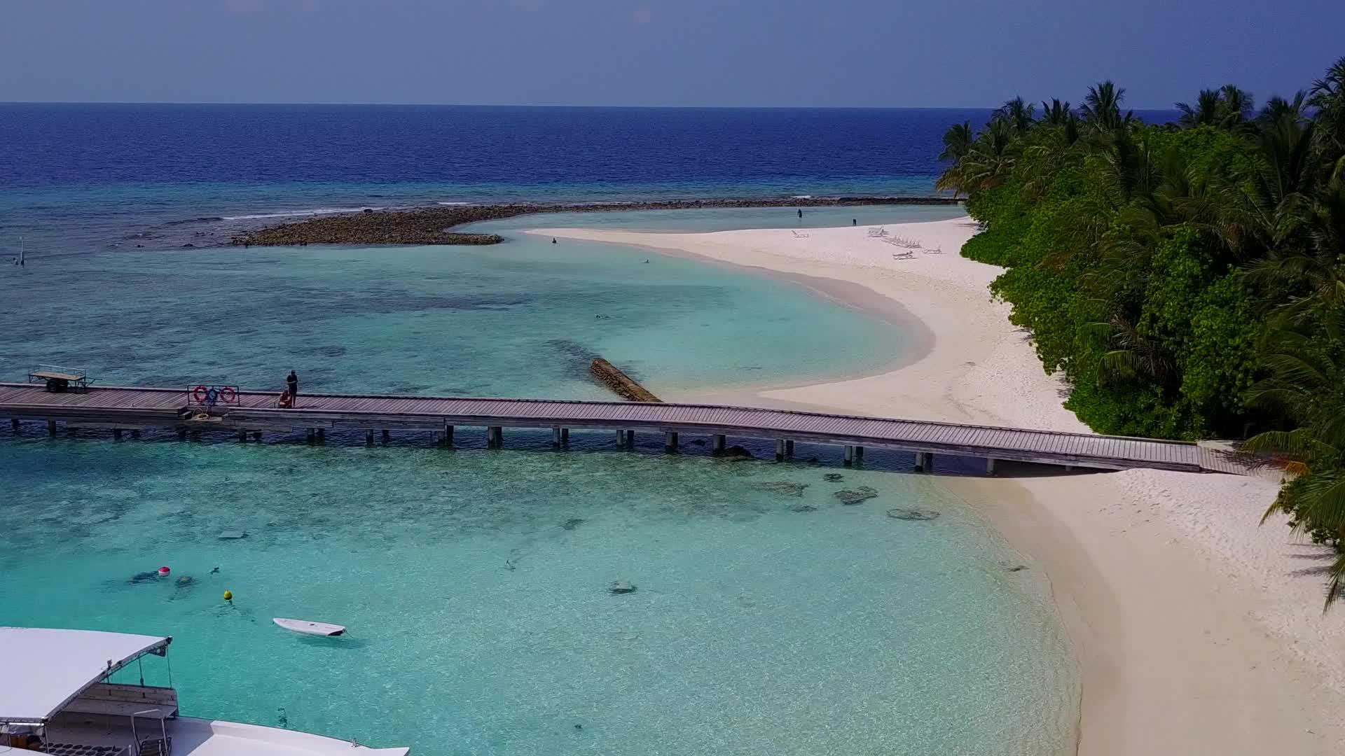 日落前以蓝海和白沙为背景的宁静岛屿海滩旅行视频的预览图