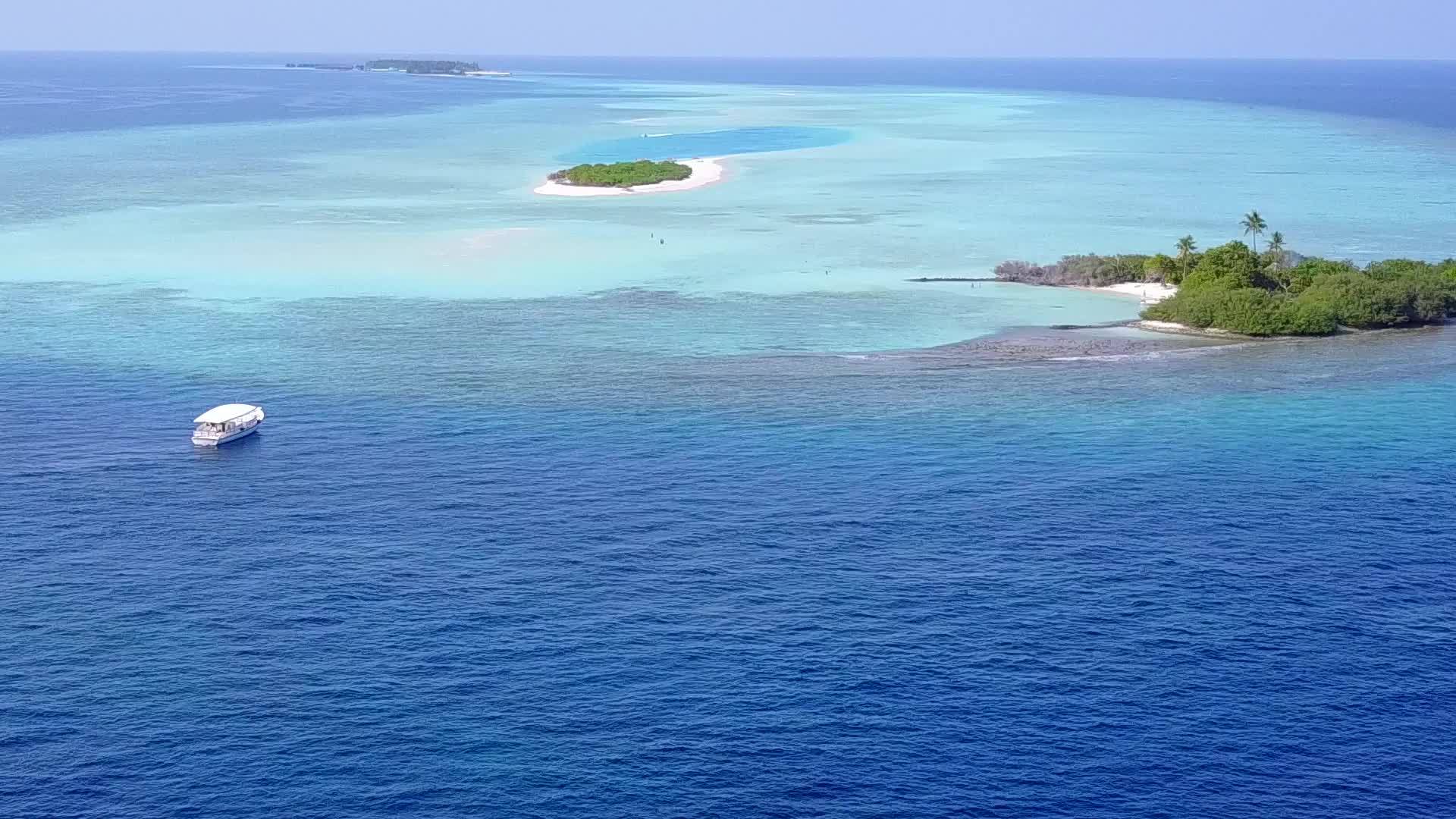 在度假胜地附近环礁湖有着透明的白色沙沙背景视频的预览图