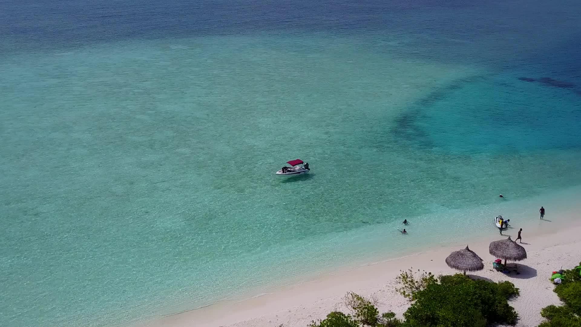 阳光下白沙背景下的蓝色海水异国情调的海滩之旅视频的预览图