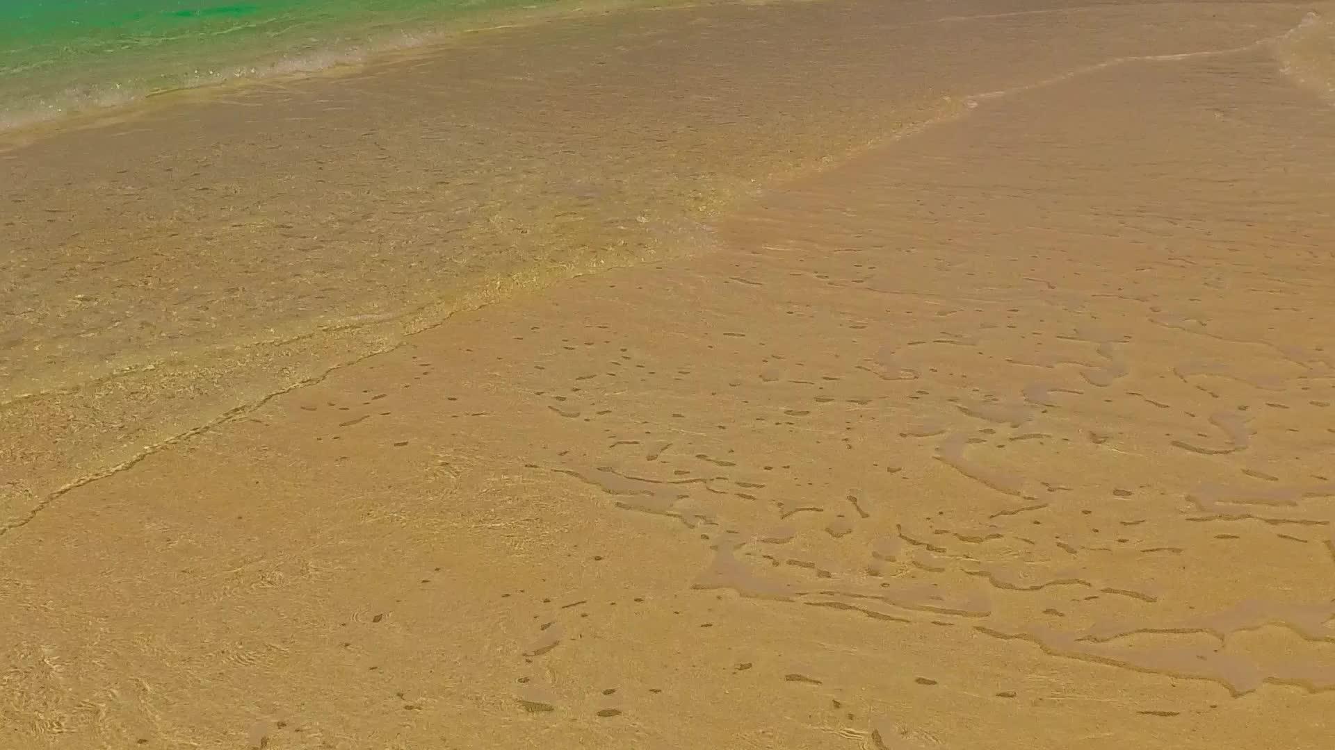 在蓝海和阳光下的白沙背景下探索环礁湖安静的海滩视频的预览图