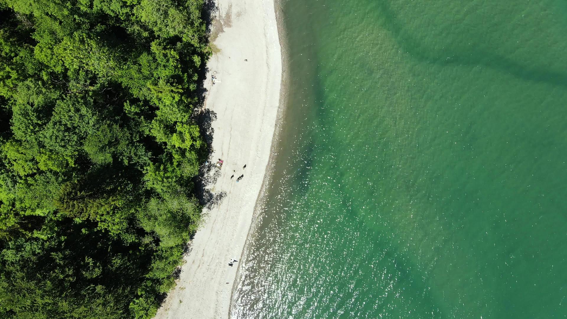 瑞士无人驾驶飞机拍摄的白色海滩和蓝色水域视频的预览图