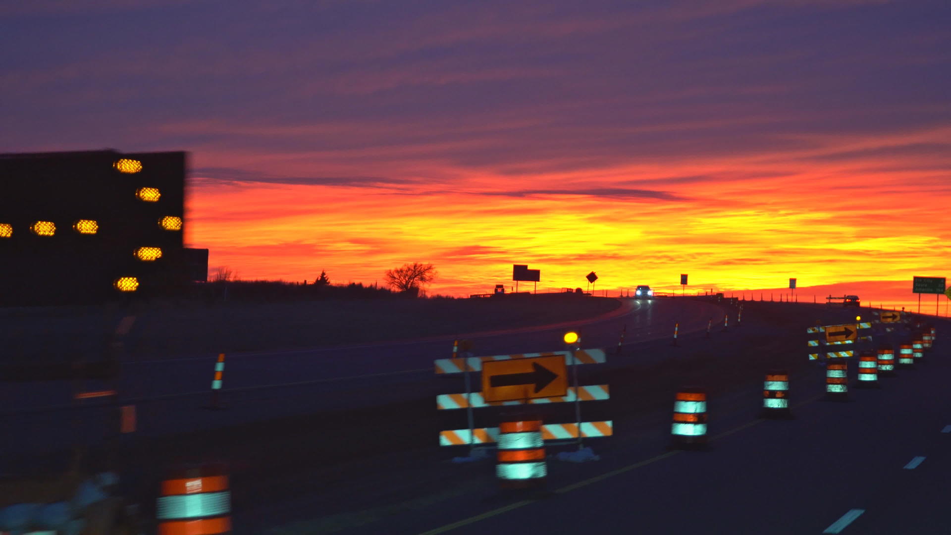 在一条高速公路上晚上的日落和乡村公路上的卡车视频的预览图