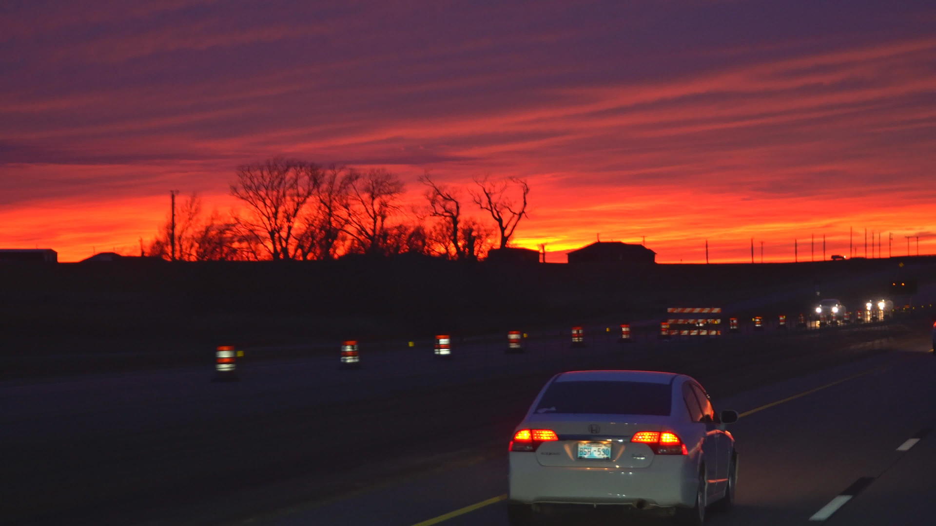 晚上在高速公路上日落交通不便视频的预览图