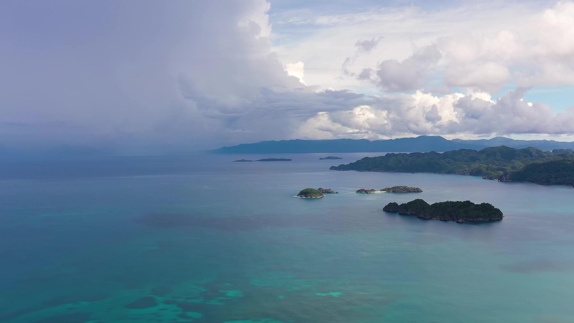 海面上闪烁着雷声海面上充满了云彩和岛屿喀拉莫群岛菲利平视频的预览图