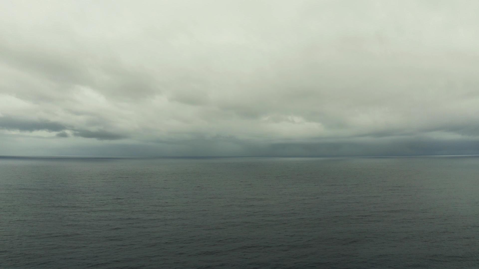 海景蓝海有云和岛的天空视频的预览图