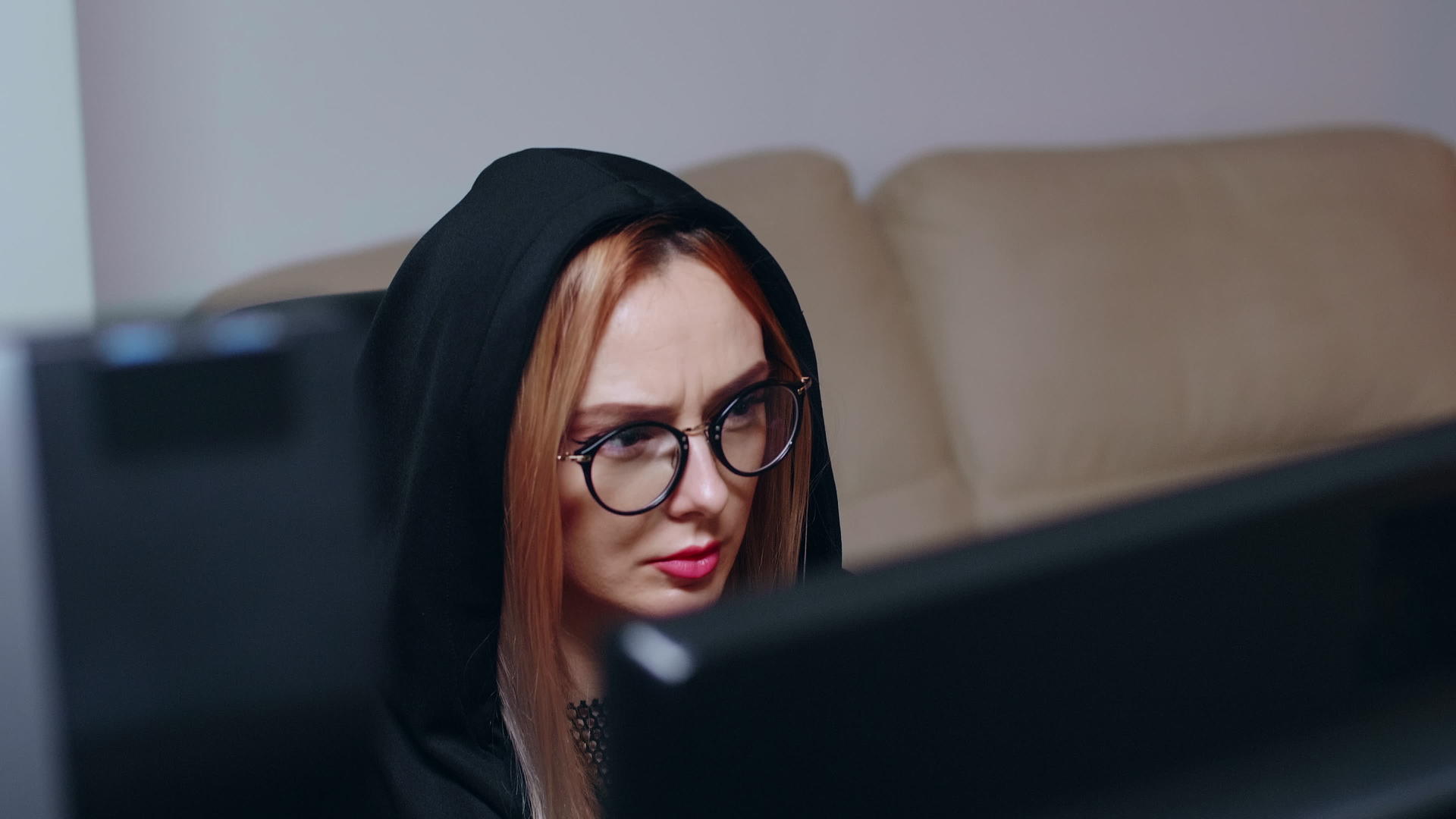 一张用超级计算机曝光通缉女性黑客的照片视频的预览图