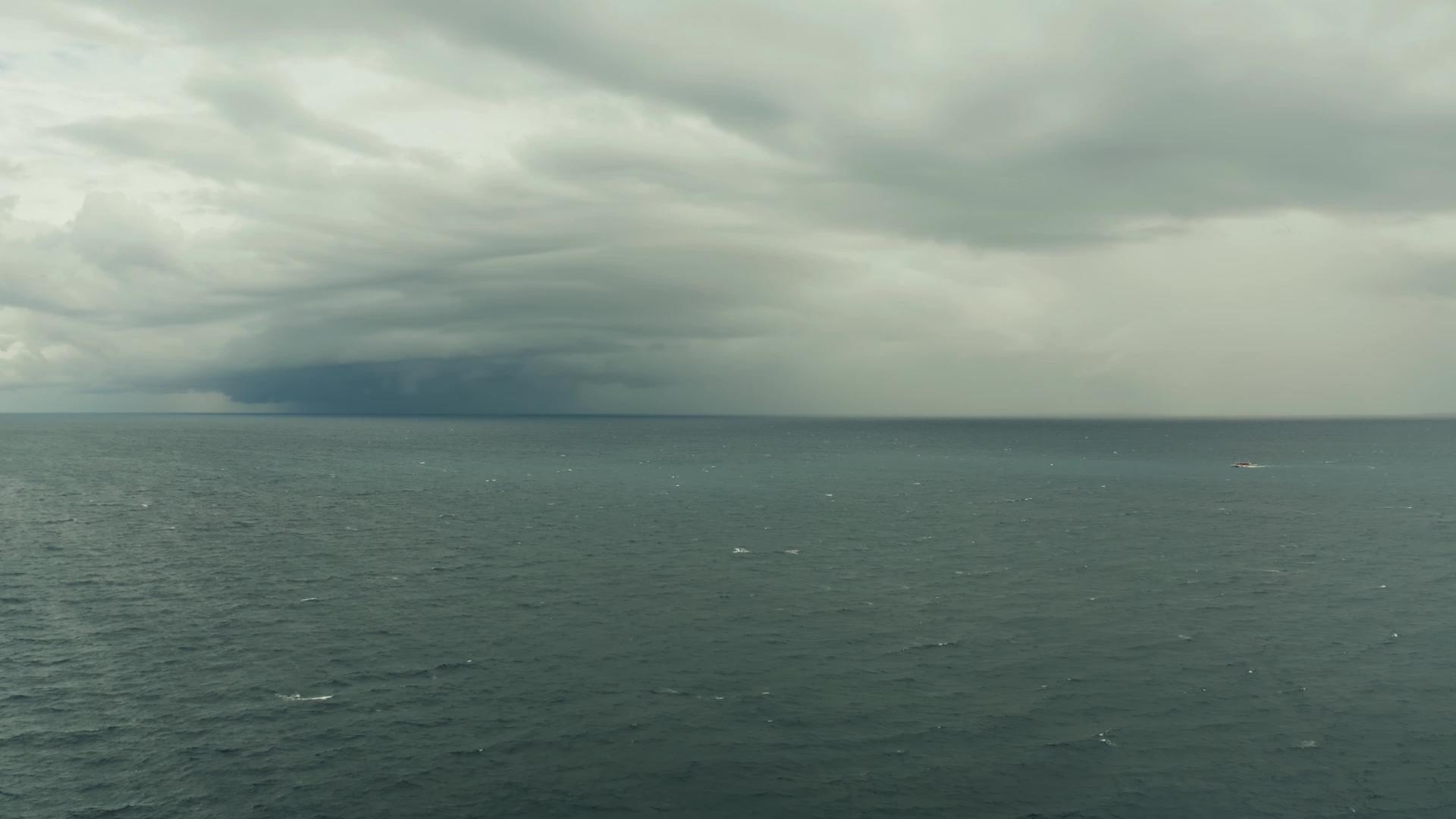 海景蓝海有云和岛的天空视频的预览图