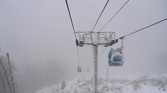 从有线汽车Gondola大雪中移动的视野视频的预览图