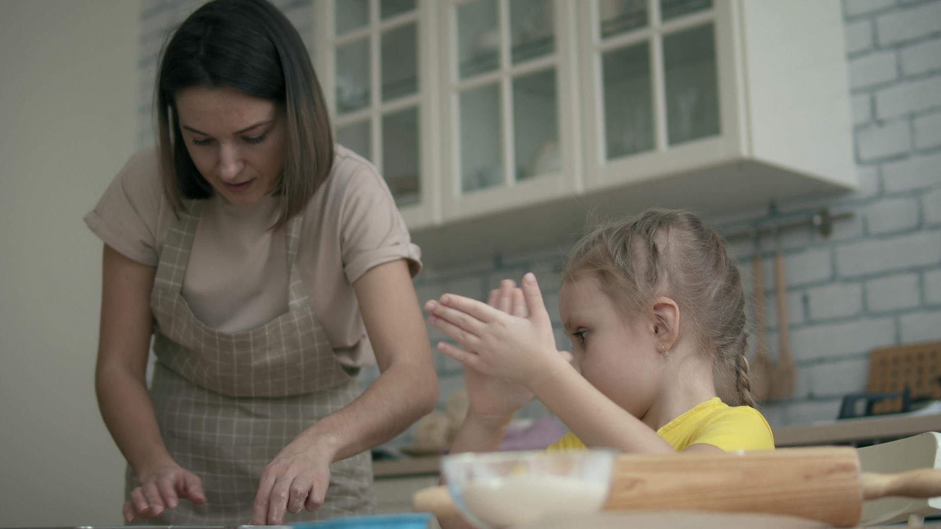 母亲和女儿一起做饼干视频的预览图