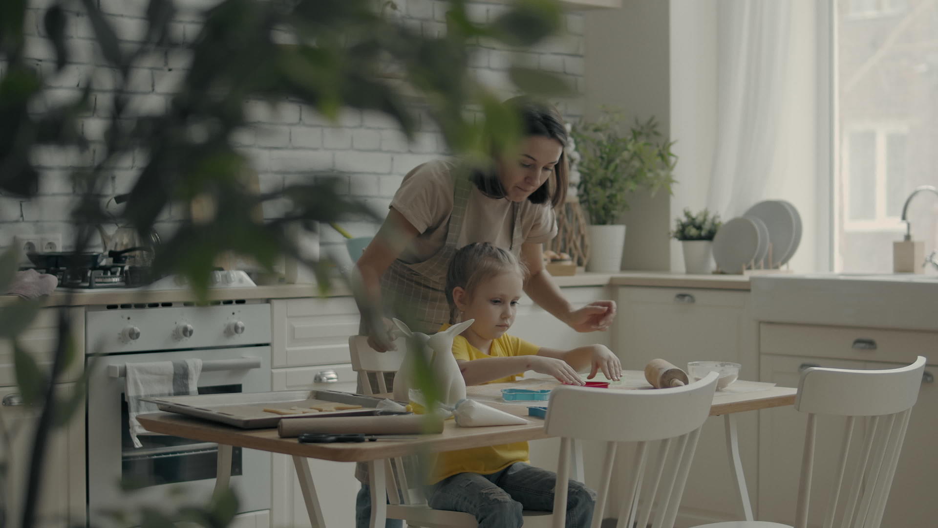 母亲和孩子在厨房做饭视频的预览图