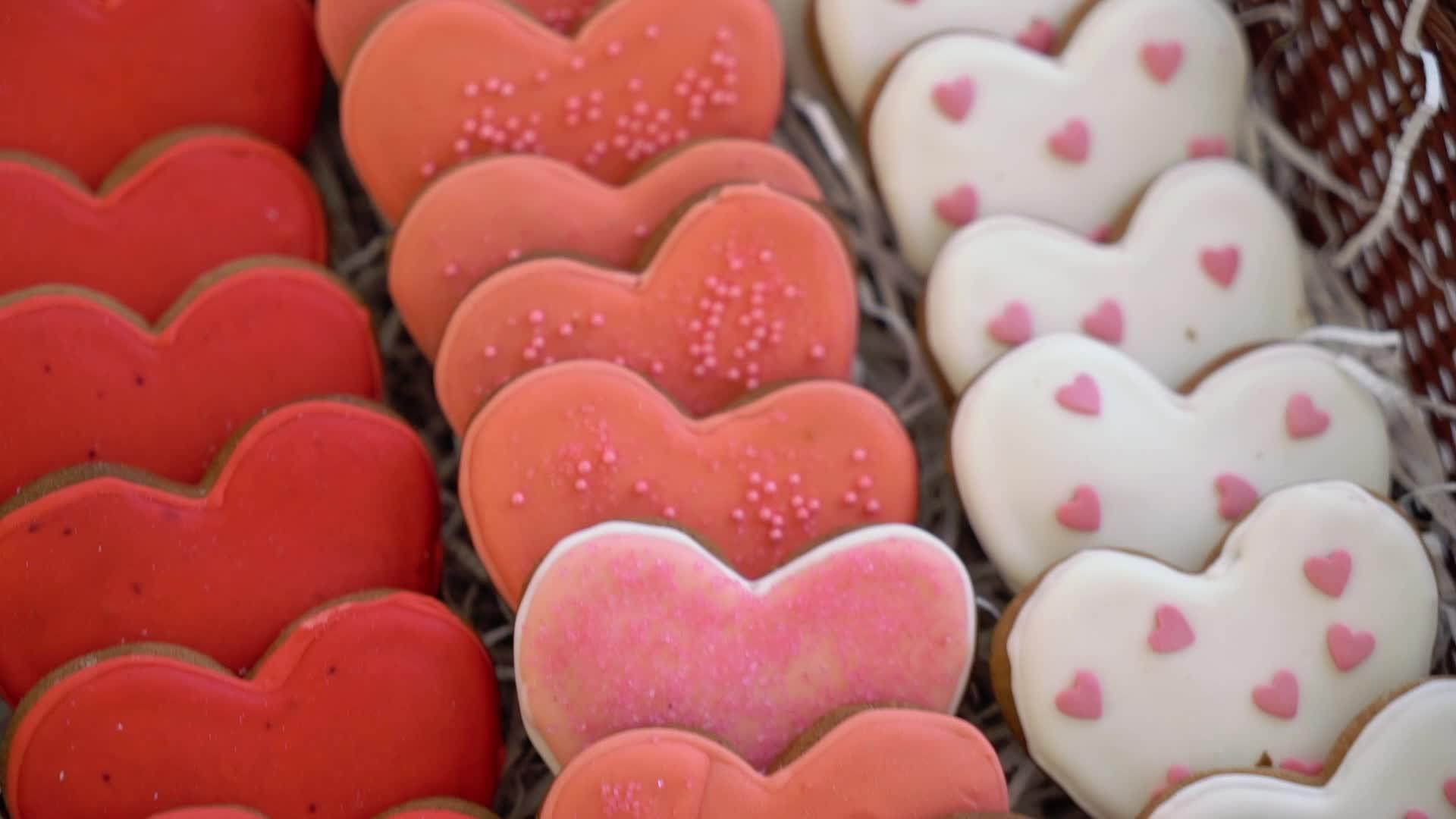 红粉和白饼干烤成心形视频的预览图