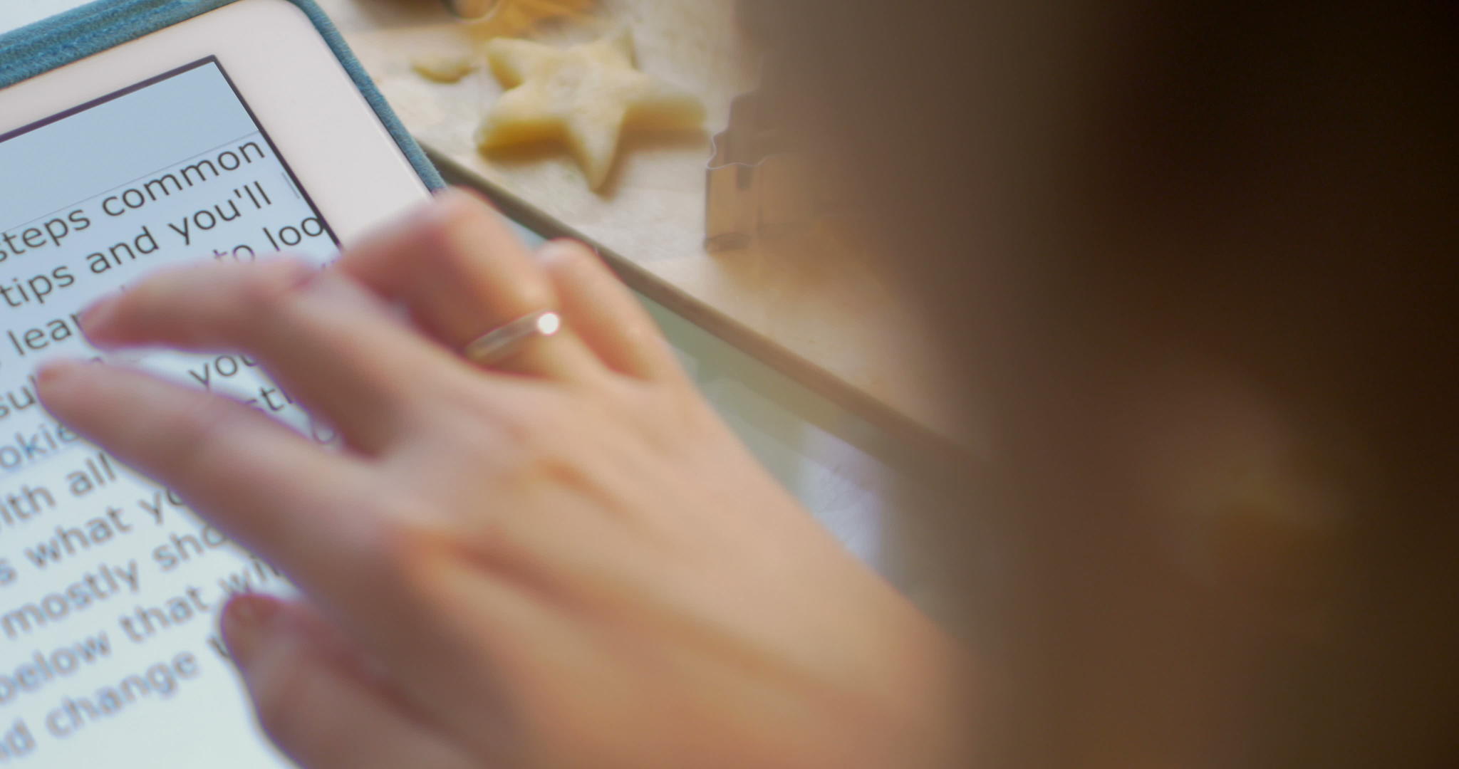 女人用食谱做饼干视频的预览图