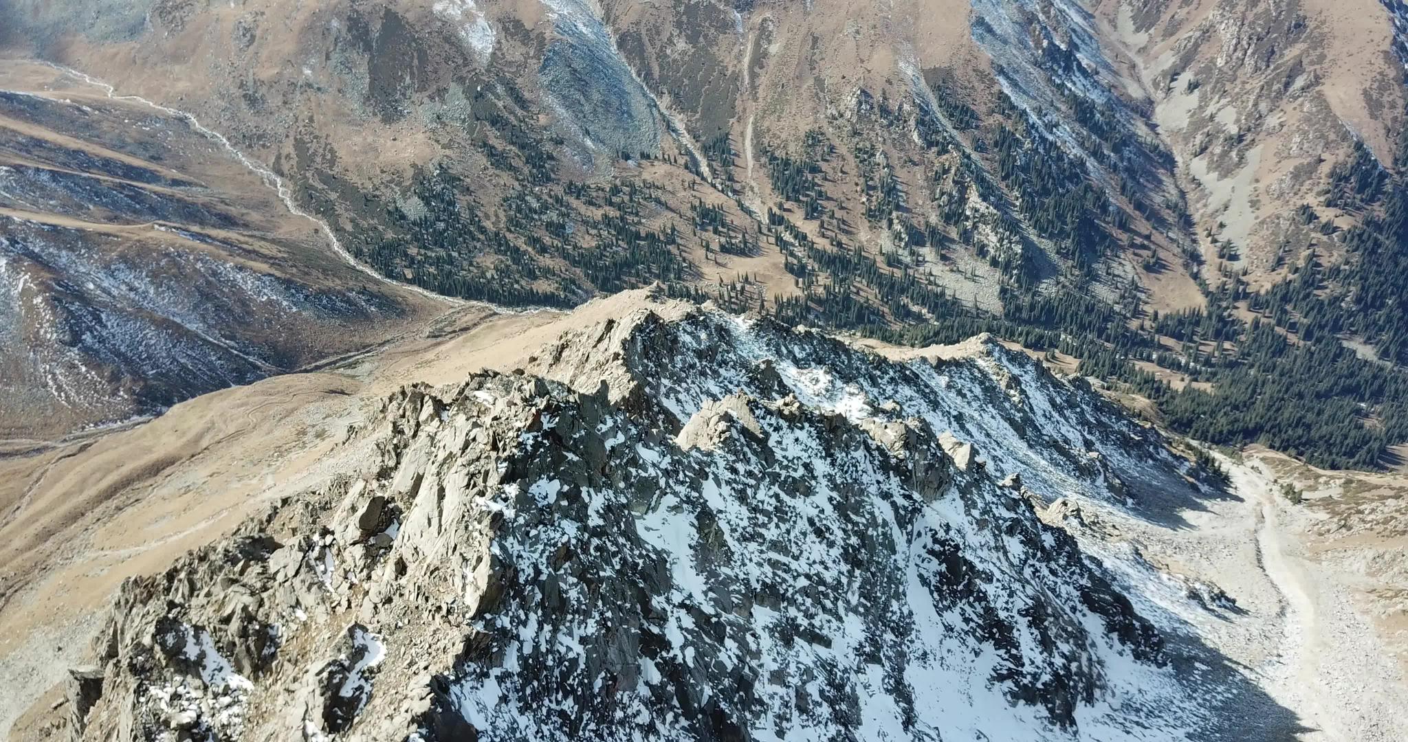 高于石头和雪峰的顶部视频的预览图