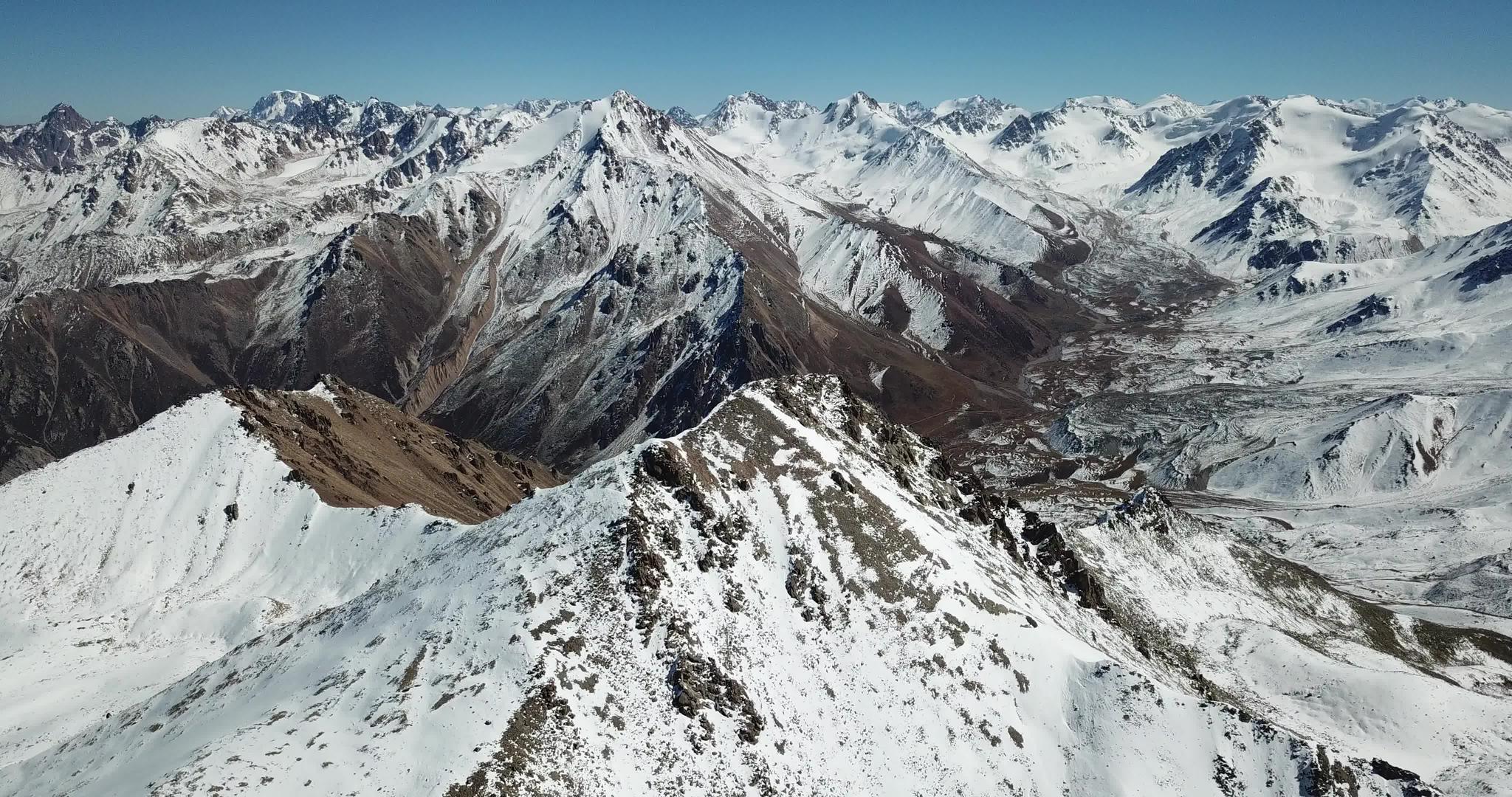 高于石头和雪峰的顶部视频的预览图