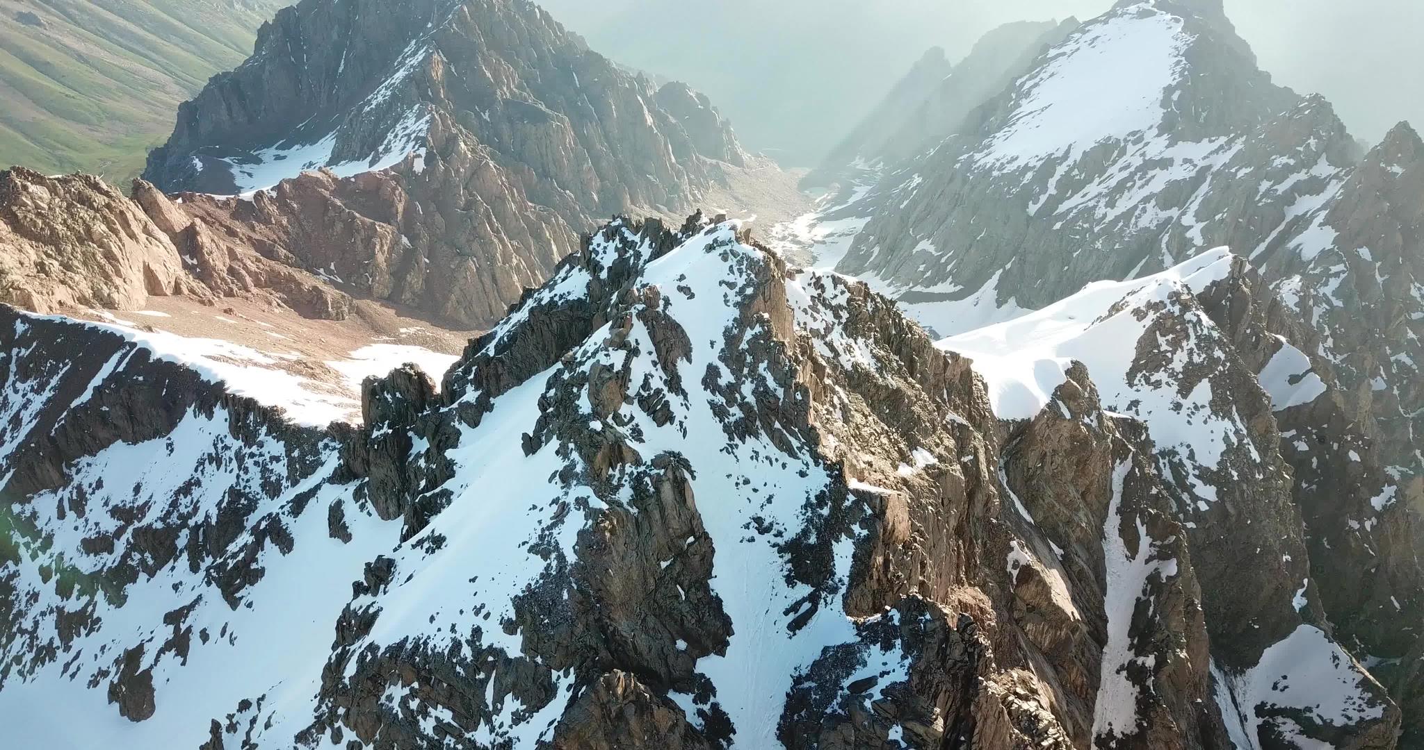 雪山顶上的人视频的预览图