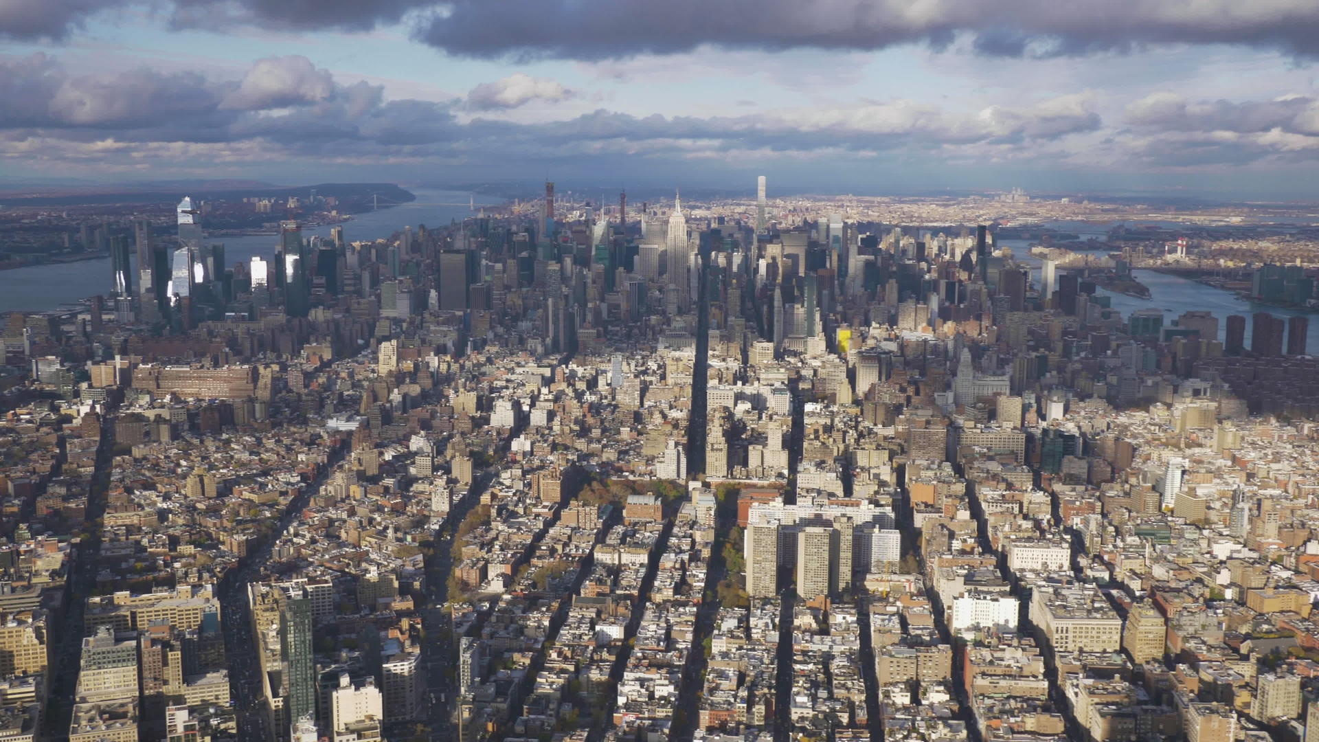 在阳光明媚的天空中观察曼哈顿的景象观察纽约的新城市美国视频的预览图