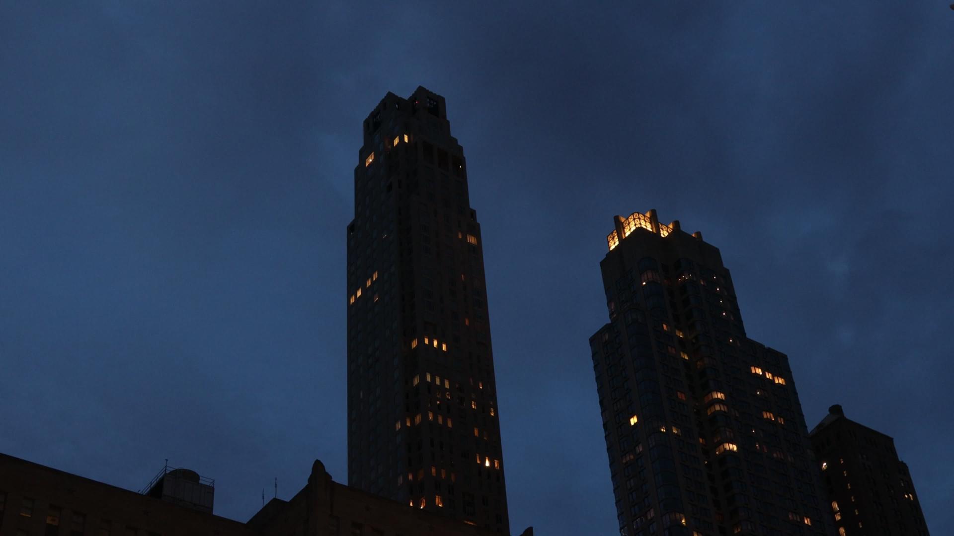 曼哈顿市中心天线办公楼夜间摩天大楼纽约视频的预览图