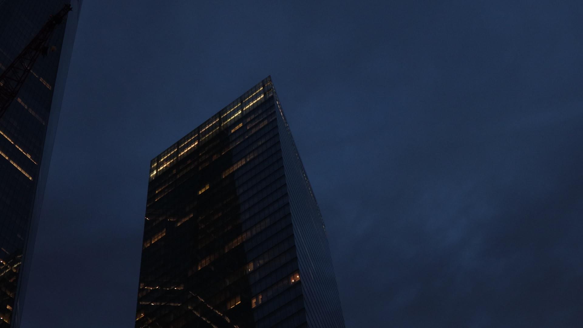 纽约摩天大楼中央楼黄昏时的向上视图视频的预览图