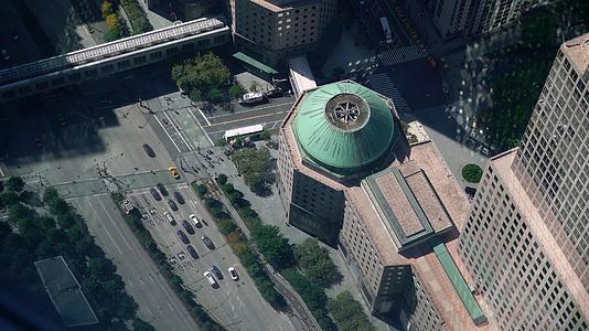 在纽约市的摩天大楼顶部看看曼哈顿市中心的金融中心视频的预览图