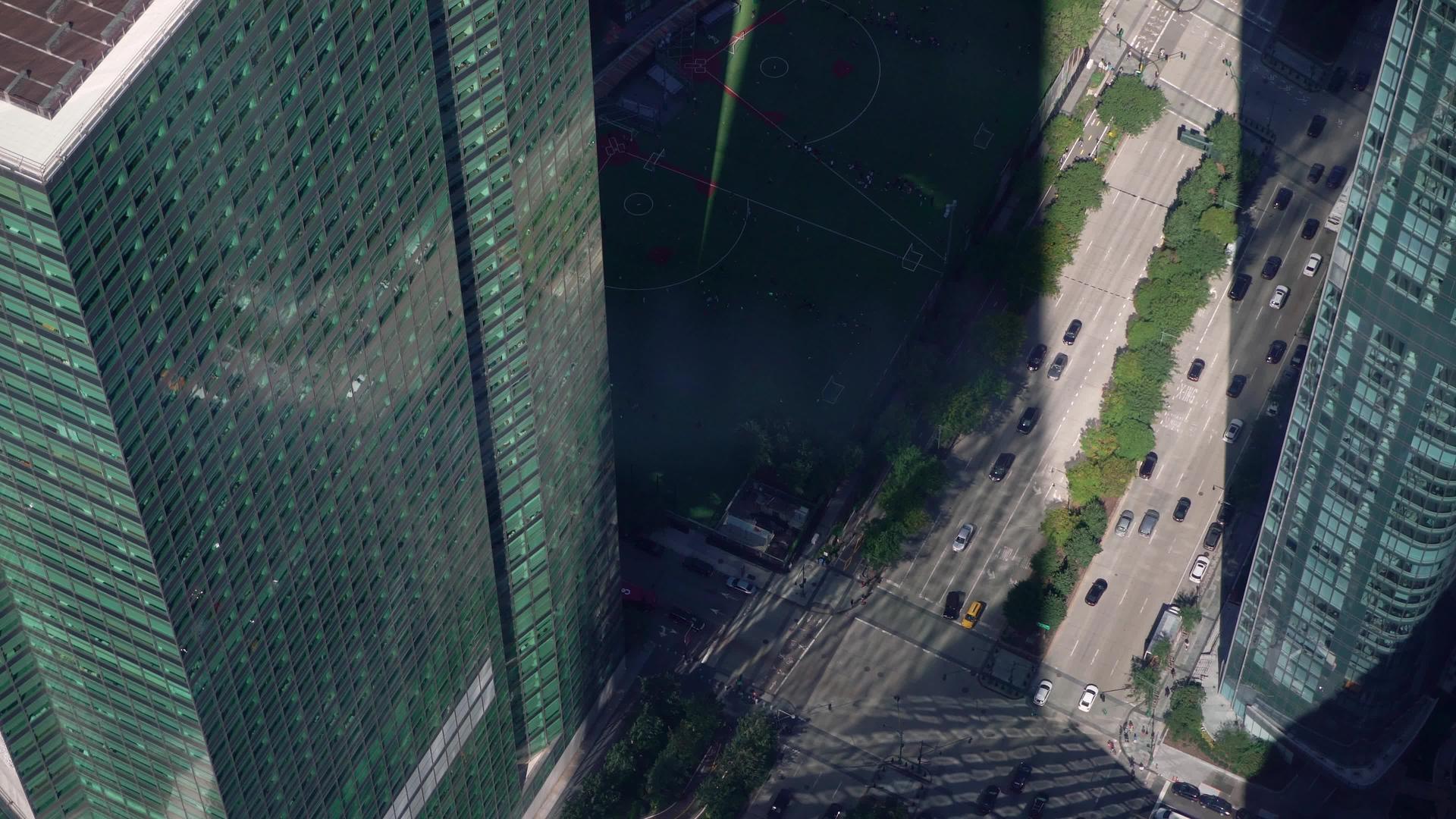在纽约市的摩天大楼顶部看看曼哈顿市中心的金融中心视频的预览图