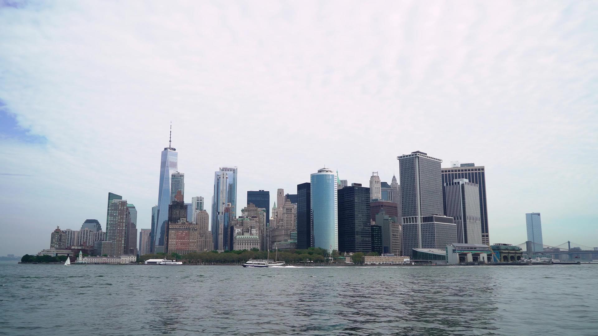Hudson纽约市附近的海湾布鲁克林桥和下曼哈顿的塔楼视频的预览图
