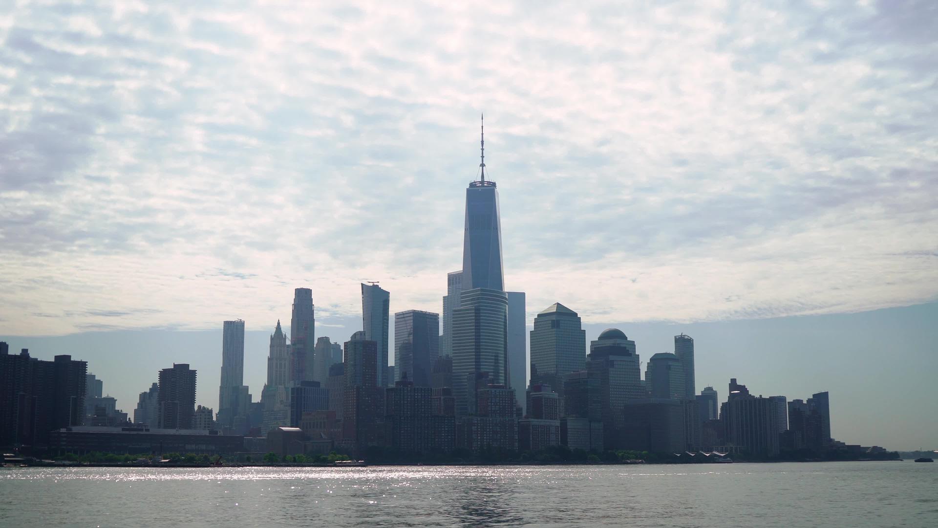Hudson纽约市附近的海湾和下曼哈顿的塔楼有一艘游艇视频的预览图