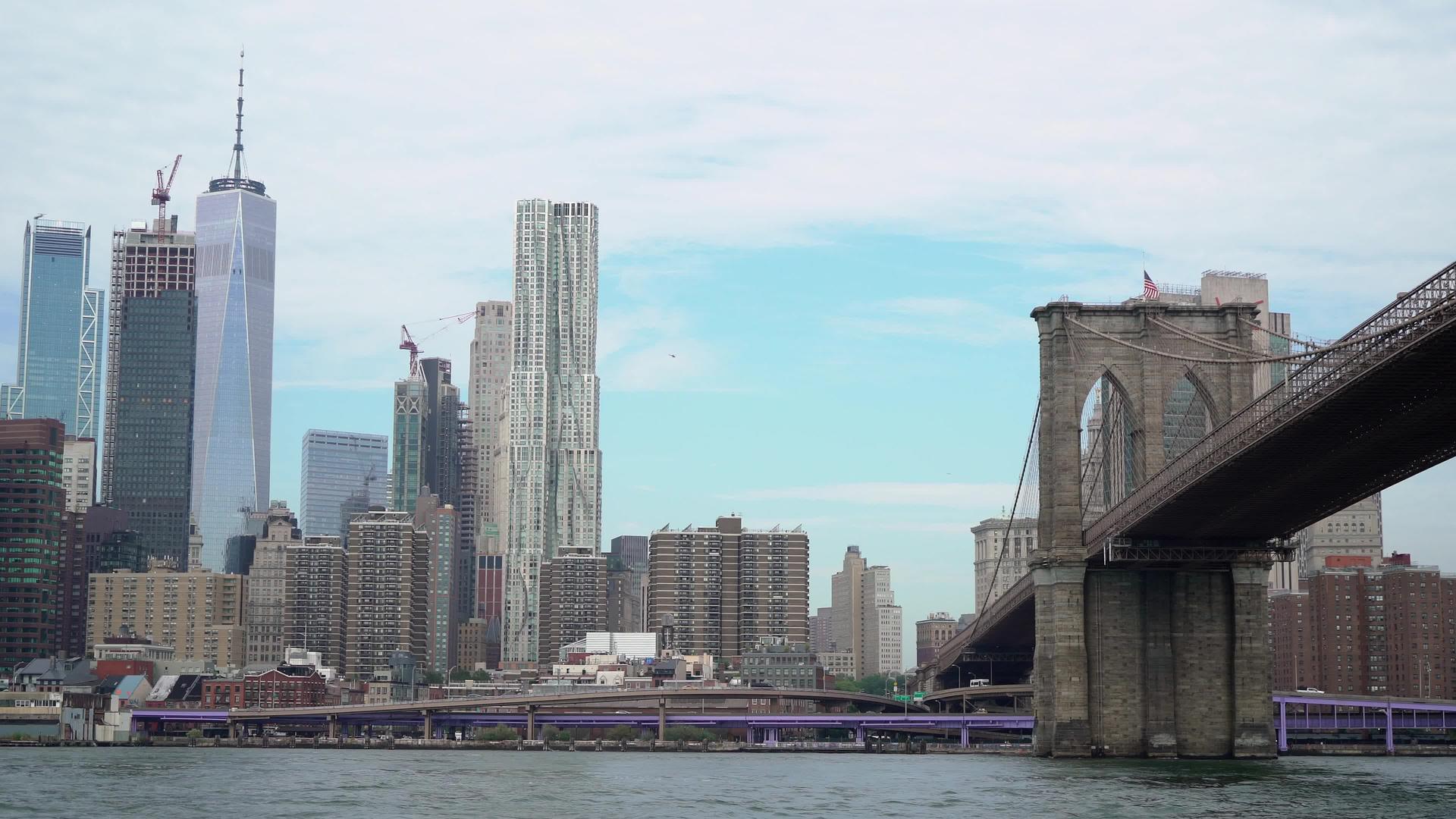Hudson纽约市附近的海湾布鲁克林桥和下曼哈顿的塔楼视频的预览图