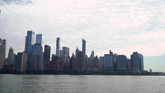 Hudson纽约市附近的海湾和下曼哈顿的塔楼有一艘游艇视频的预览图