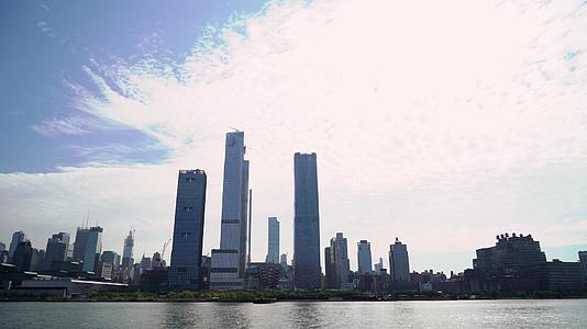 Hudson纽约市附近有一艘游艇在海湾和中城的塔楼视频的预览图