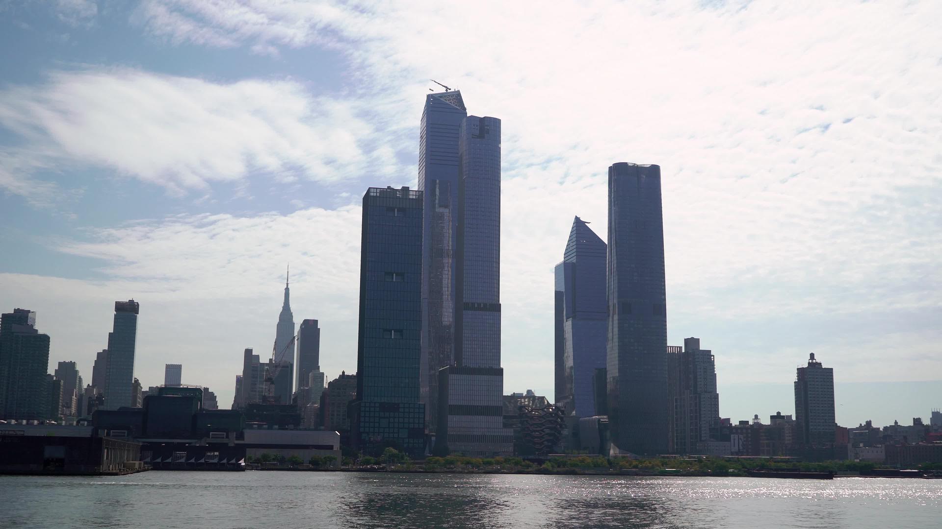 Hudson纽约市附近有一艘游艇在海湾和中城的塔楼视频的预览图