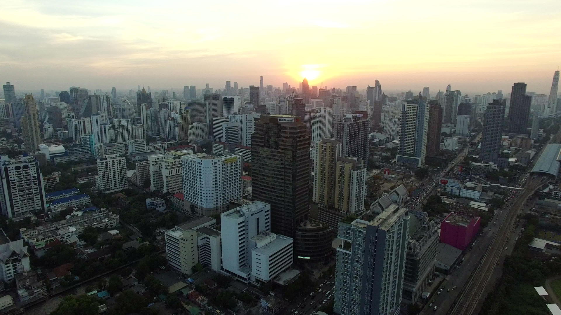 日落天空时Bangkok空中天线视图视频的预览图